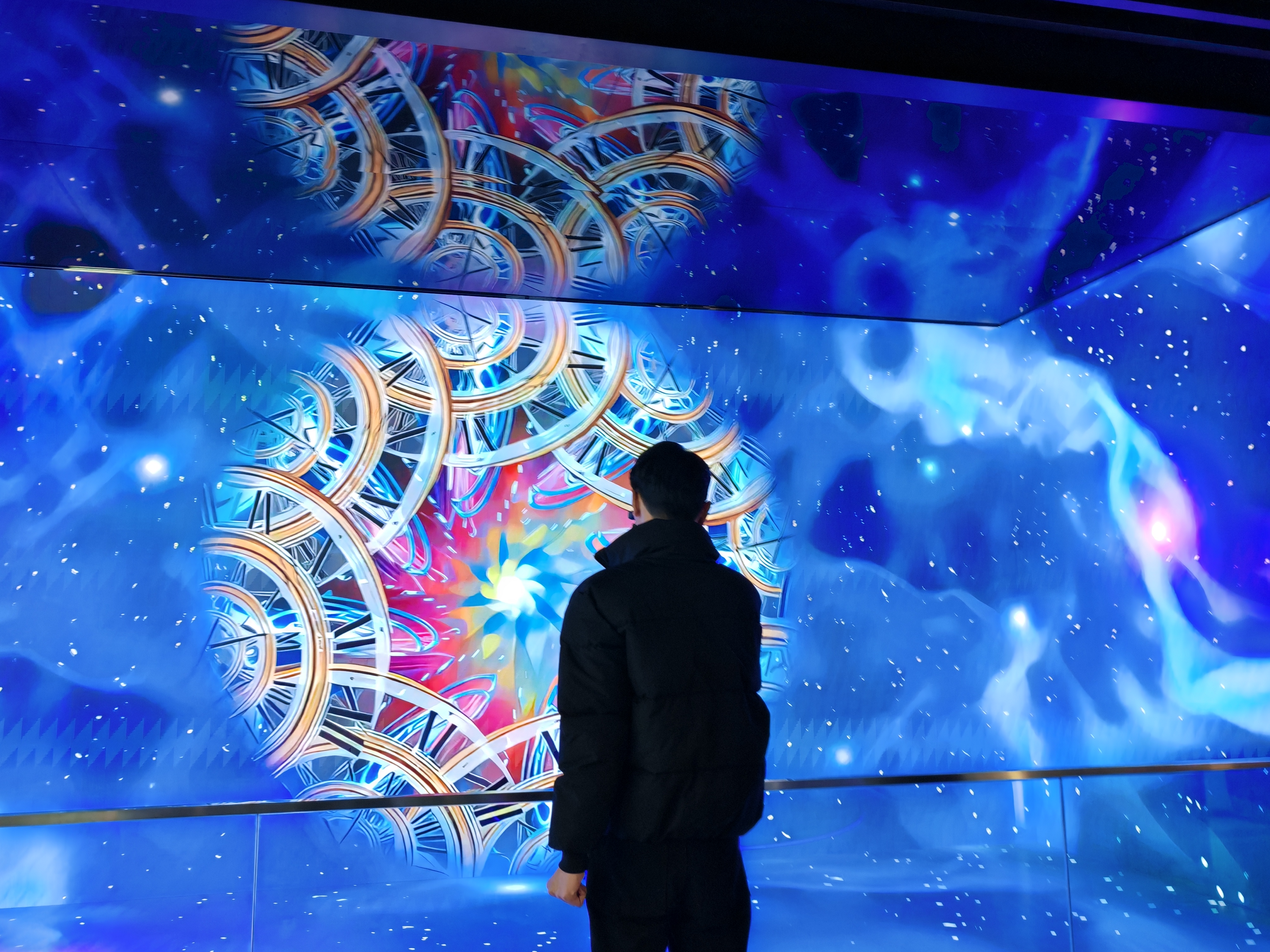 老挝网红博主在8K超高清显示屏前驻足观看 摄影 曲畅.jpg 老挝网红博主在8K超高清显示屏前驻足观看 摄影 曲畅.jpg