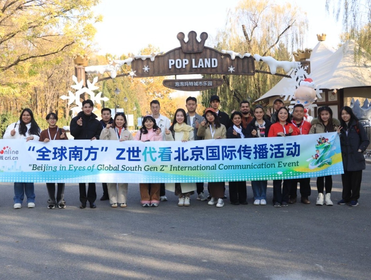 网红博主们在泡泡玛特城市乐园合影留念 摄影 曲艺.jpg 网红博主们在泡泡玛特城市乐园合影留念 摄影 曲艺.jpg