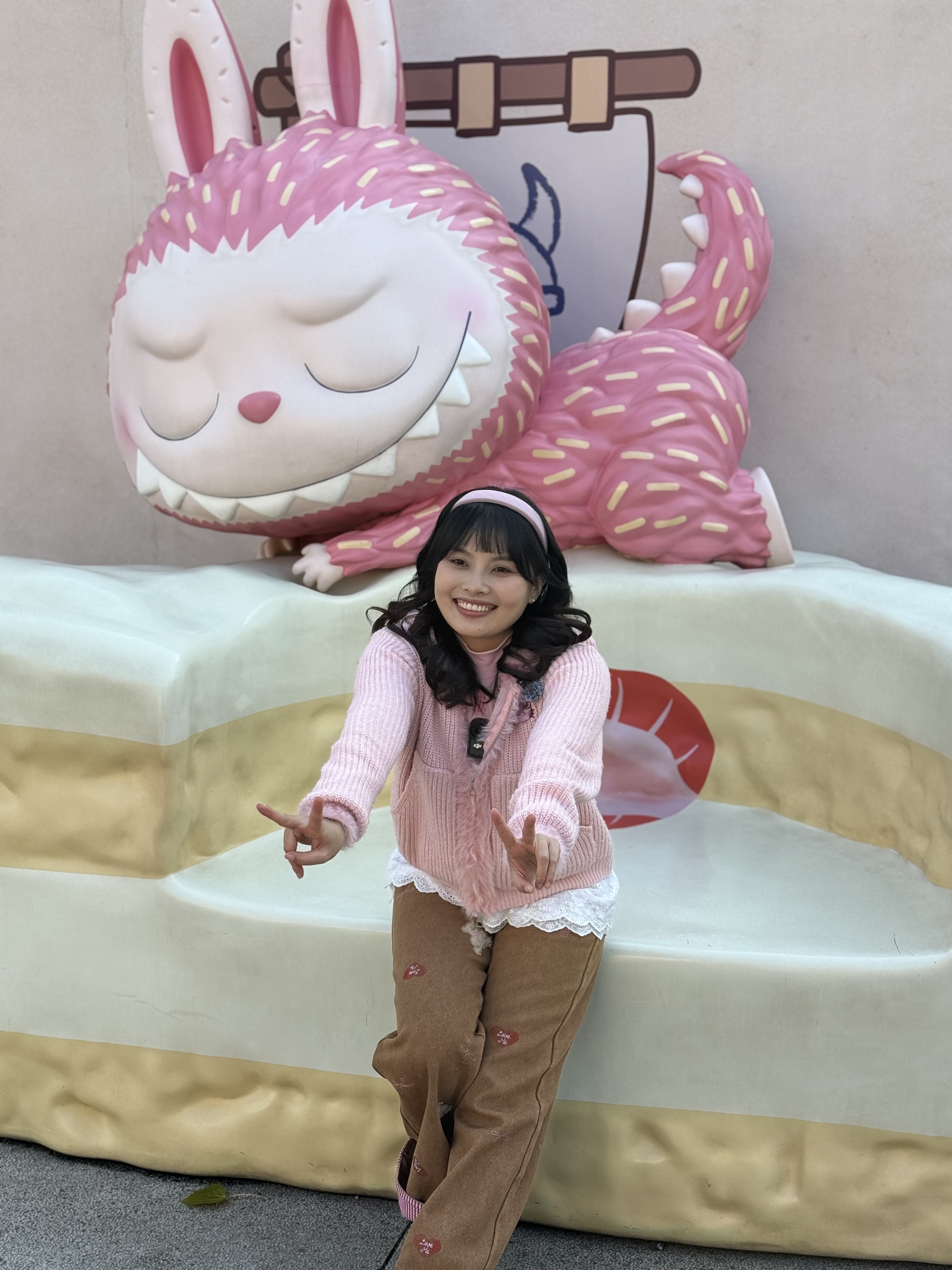 越南网红博主与IP玩偶合影 摄影 王亮.jpg 越南网红博主与IP玩偶合影 摄影 王亮.jpg