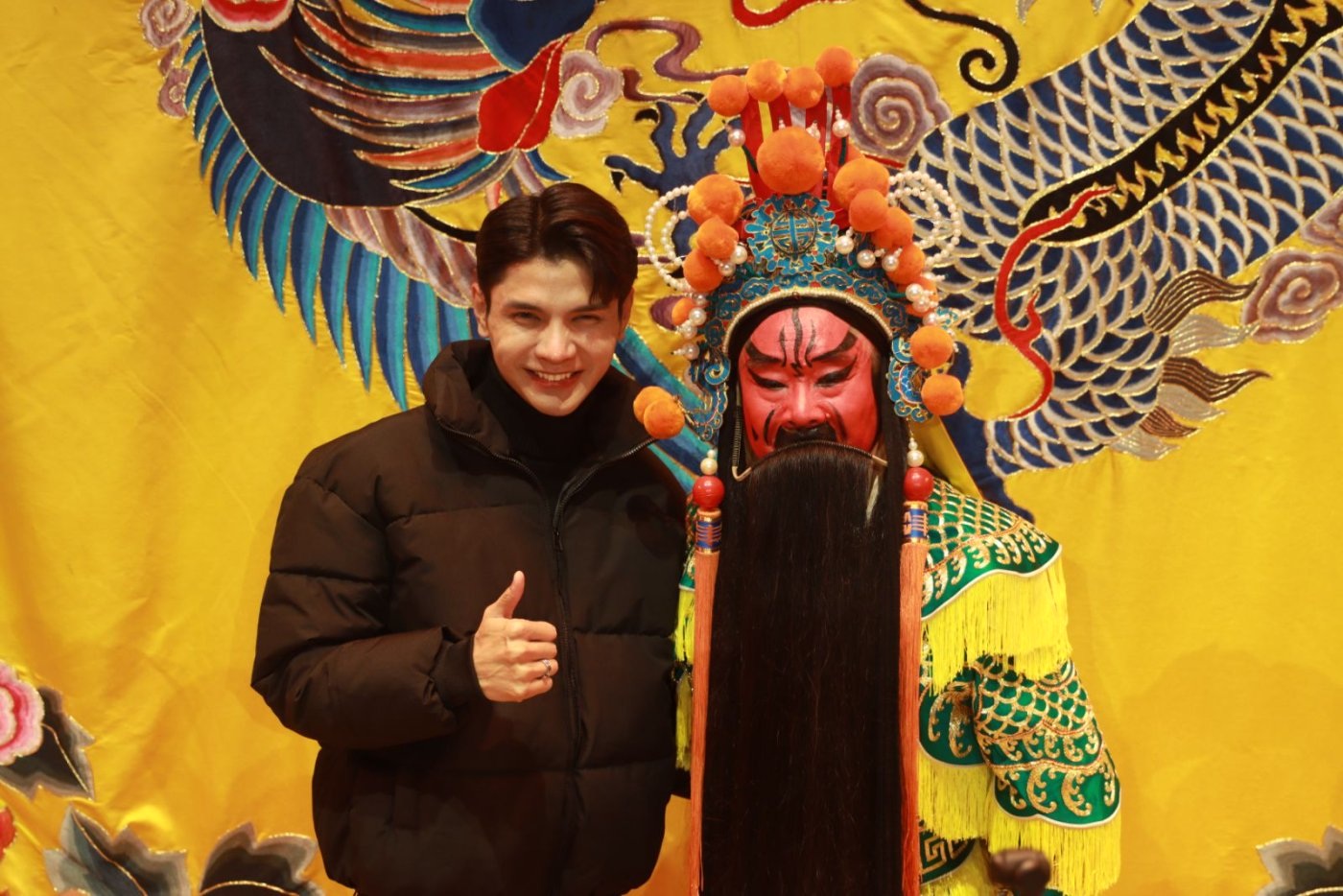 老挝网红博主与扮演关羽的京剧演员合影留念 摄影 曲艺.jpg 老挝网红博主与扮演关羽的京剧演员合影留念 摄影 曲艺.jpg